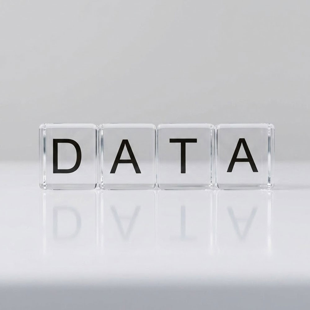 DATA 글자가 적힌 투명한 정육면체 블록